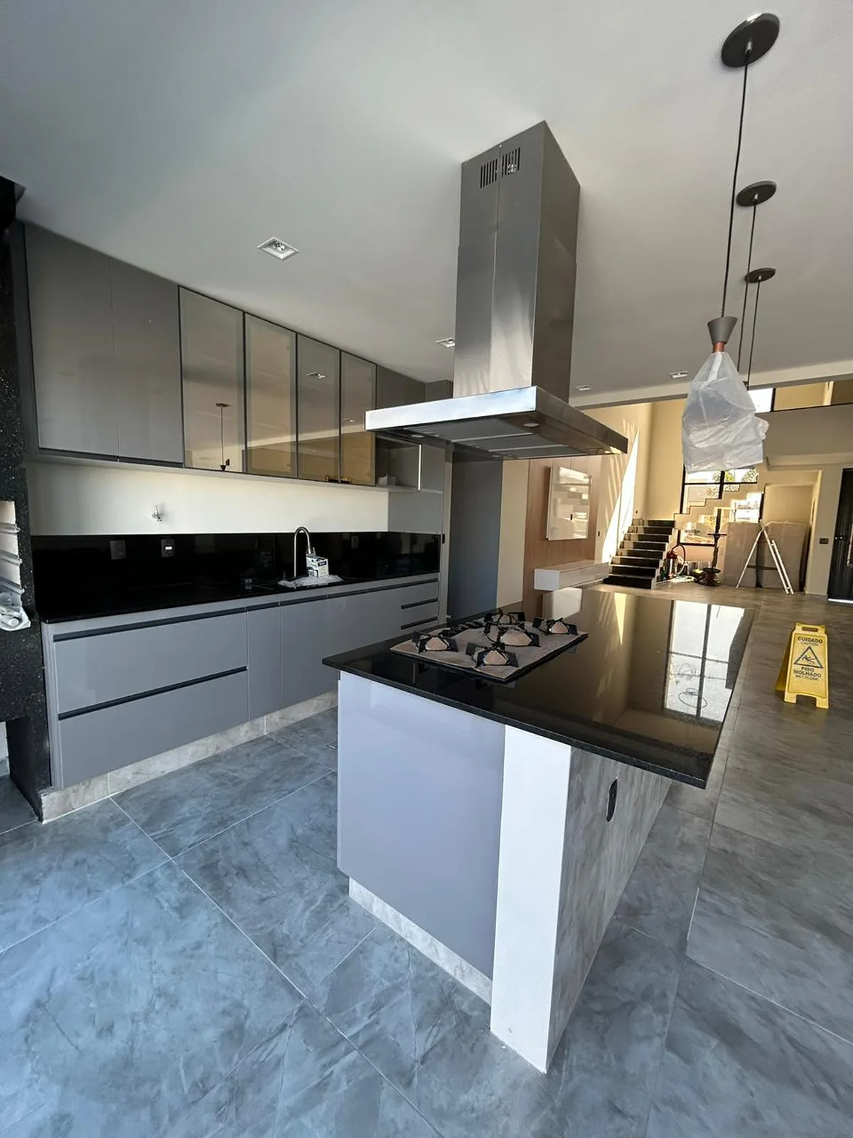Cozinha residencial com acabamento finalizado